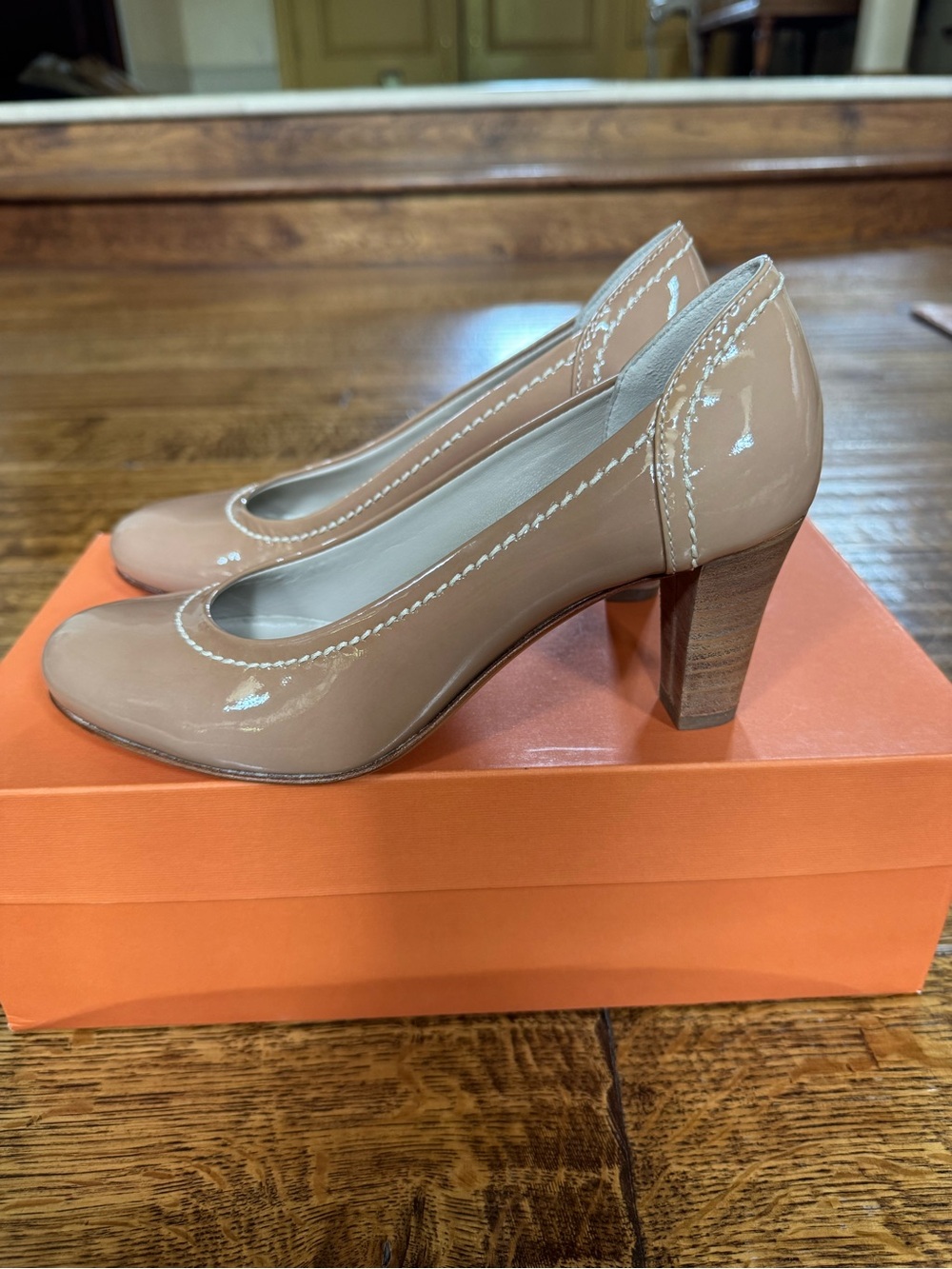 NWT AGL NUDE PATENT PUMPS